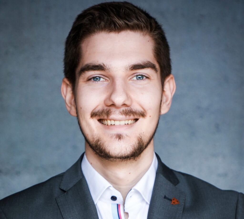 Portrait of the author of Frezz Tech, a cloud and AI engineer focused on Microsoft Azure, Copilot, and AI architecture.